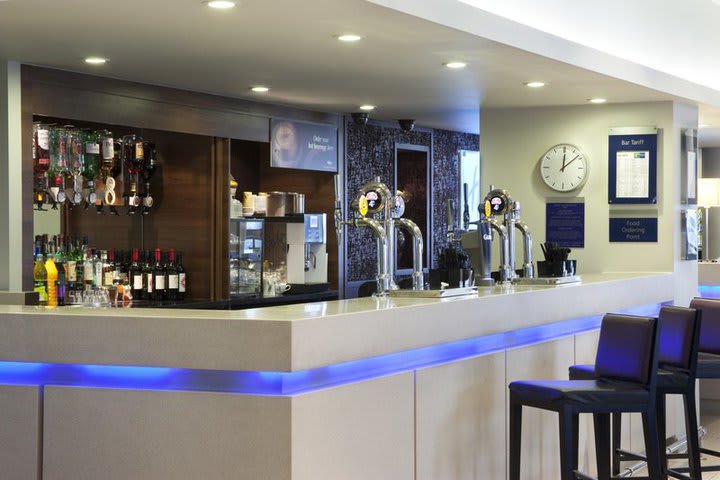 Hay un bar en el lobby del Holiday Inn Express Greenwich A102(M), hotel en Londres