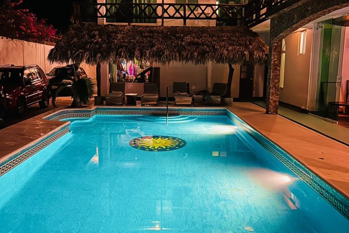 Vista de noche de la piscina