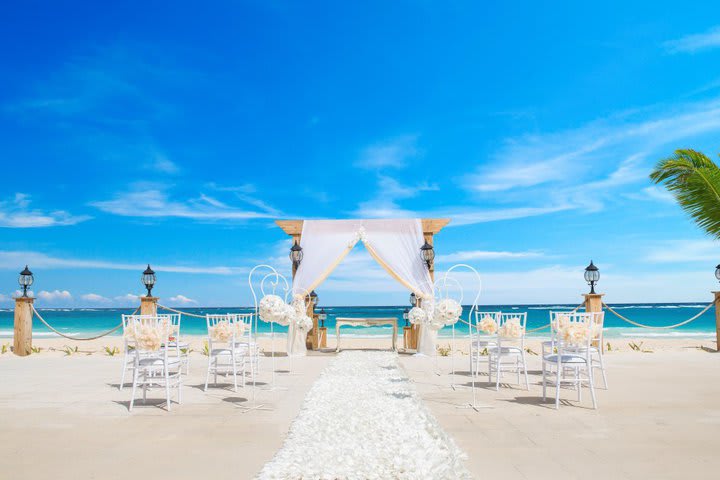 The hotel celebrates weddings in front of the sea