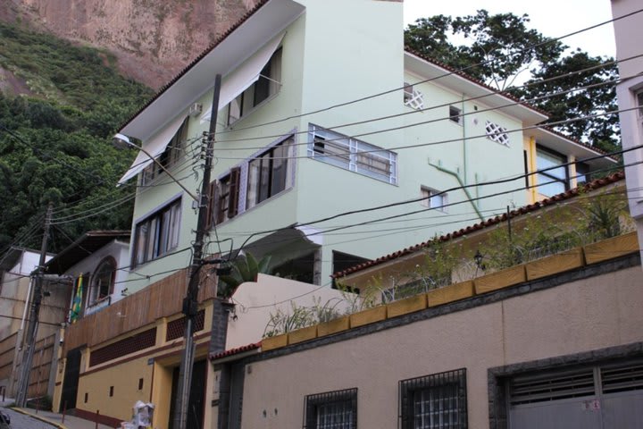 Vista exterior del hostal CabanaCopa cerca de la playa de Copacabana