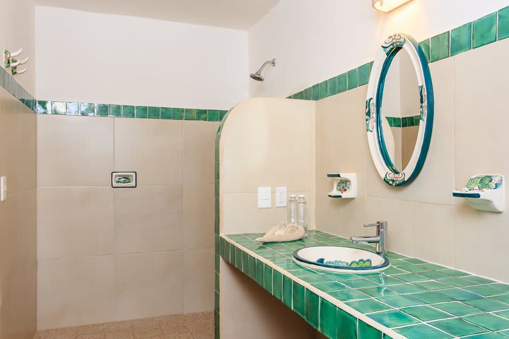 Superior guest bathroom