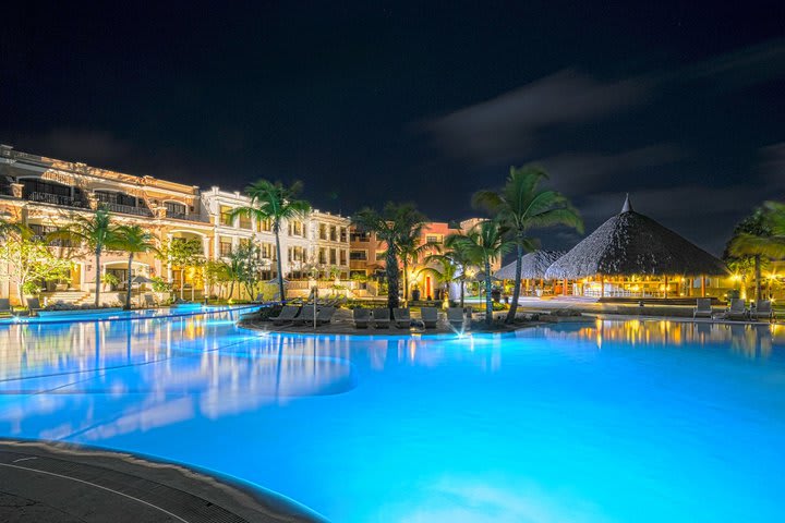 Vista nocturna de una de las piscinas