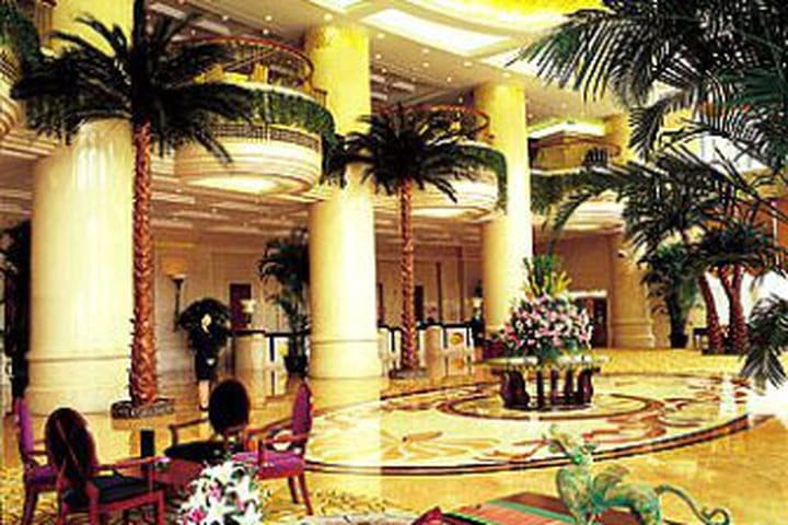 El lobby del hotel Howard Johnson Plaza en Shanghái tiene un área de descanso