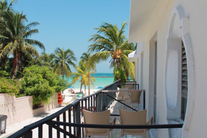 Algunas habitaciones del hotel Cabañas María del Mar cuentan con balcón