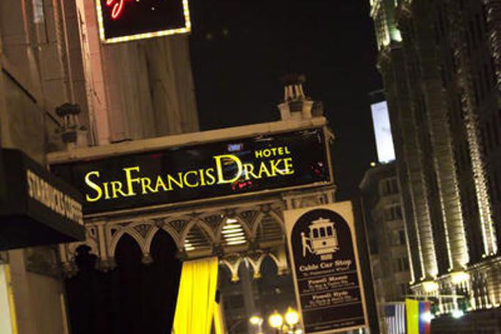 Sir Francis Drake se encuentra en la plaza Union Square de San Francisco