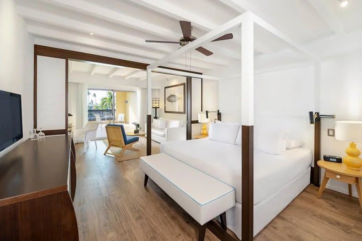 Img - Junior suite de lujo superior vista a la piscina
