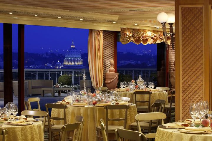 Restaurante La Pergola dentro del hotel Rome Cavalieri