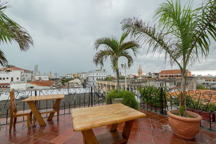 La terraza tiene vistas panorámicas