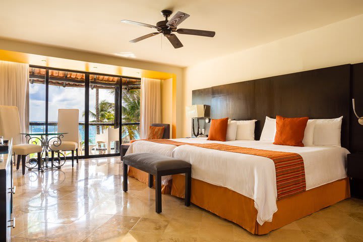 Deluxe double guest room with tropical view