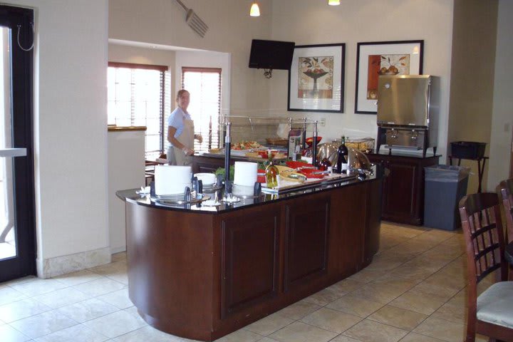 The Staybridge Suites hotel in San Antonio offers breakfast buffet