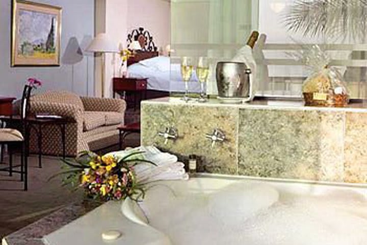 Jacuzzi in a guest room at Hotel & Spa Golf Los Incas