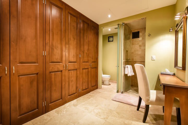 Private guest bathroom with shower