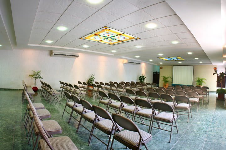 Hay salones de eventos para 250 personas