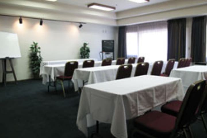 Salón de eventos en el hotel La Quinta Inn & Suites Airport West en San Francisco