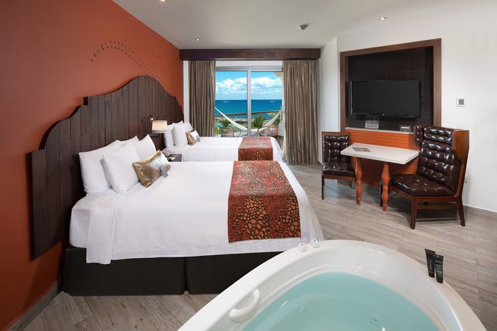 Deluxe room with partial ocean view