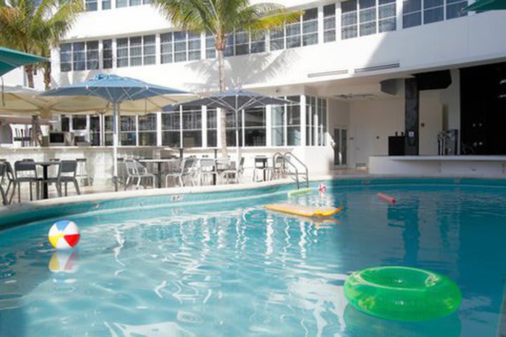 Alberca principal del hotel Clevelander en Miami Beach