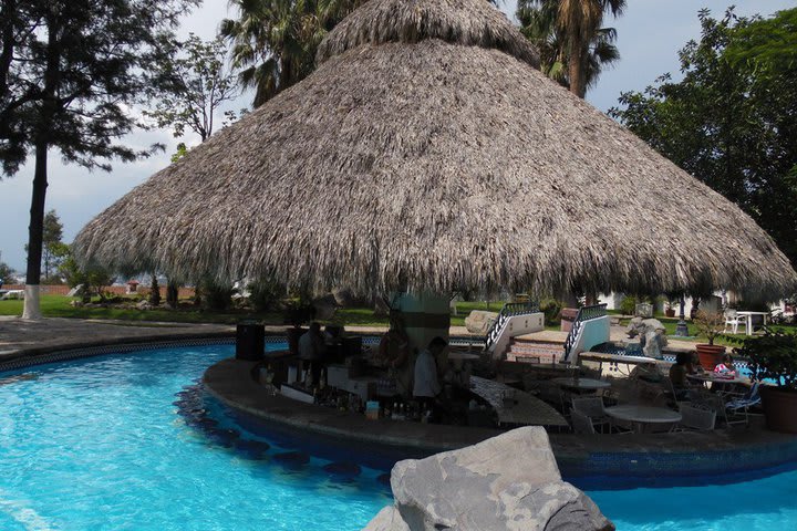 En la piscina hay un bar