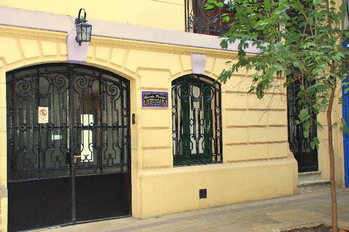 Entrada del hotel Caserón Porteño en Buenos Aires