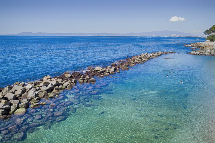 La playa tiene un rompeolas