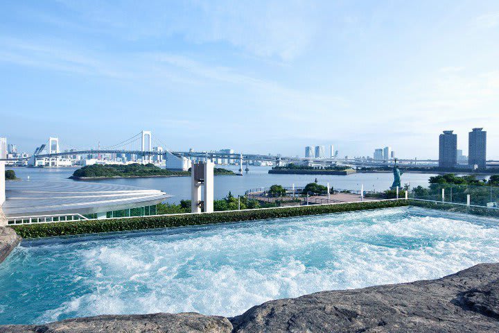 Jacuzzi overlooking the Rainbow Bridge at Hotel Nikko Tokyo