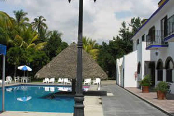 Parador de Manolos features two swimming pool