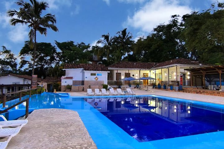 Hotel con piscina al aire libre