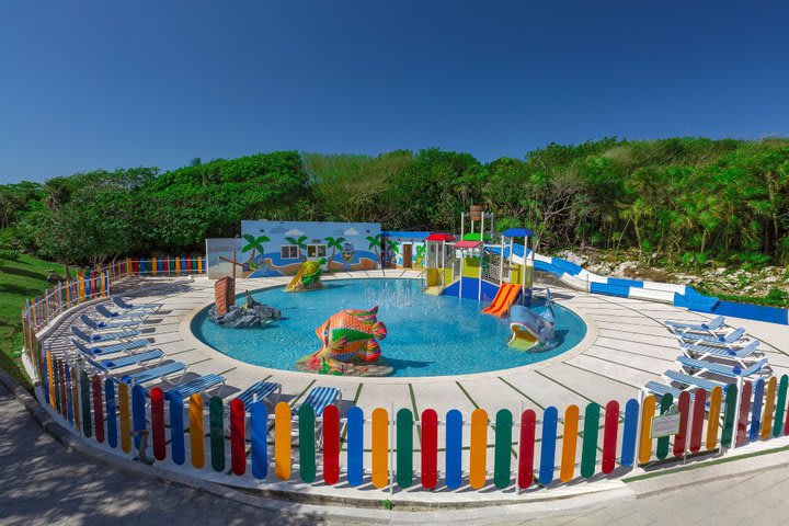 Piscina en el club para niños