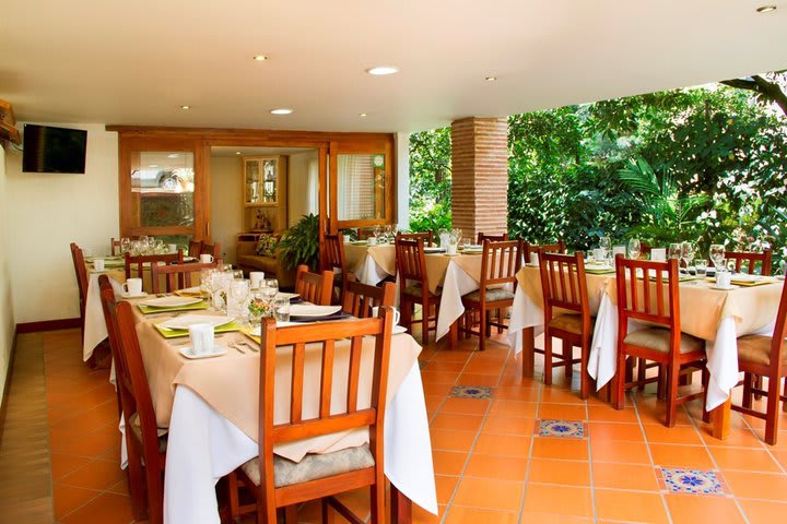 Restaurante con vista al jardín