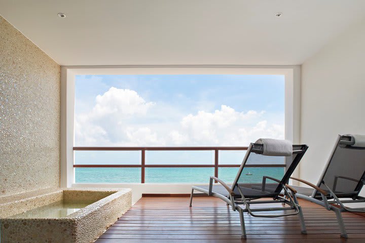 Terraza con vista al mar en una suite