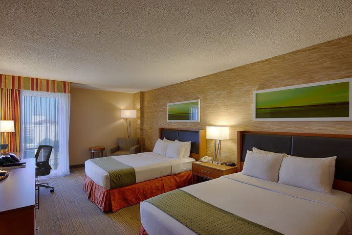 Guest room with two beds at the Holiday Inn San Antonio Airport, hotel in San Antonio