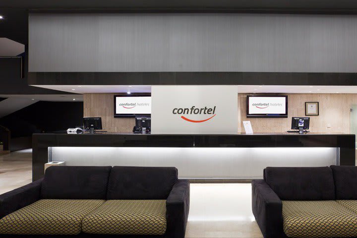 Recepción del Confortel Suites, hotel en Madrid