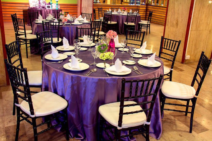 Mesa en un salón de eventos