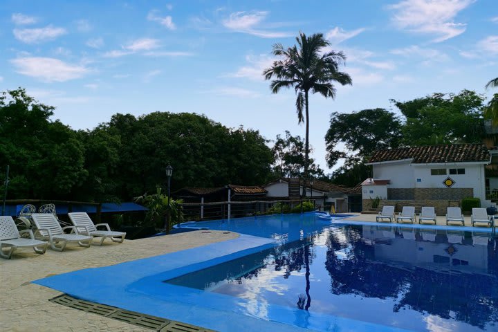 Camas de playa plegables en la piscina