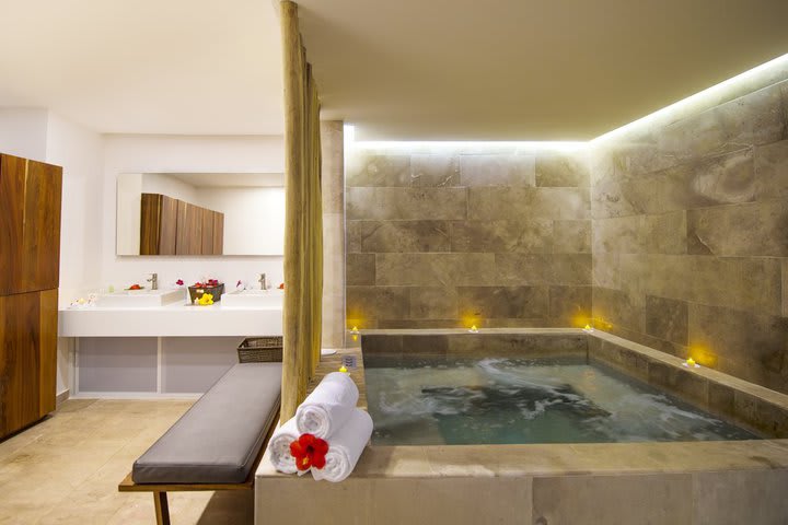 Na' Ha' Spa offers a hydrotherapy area