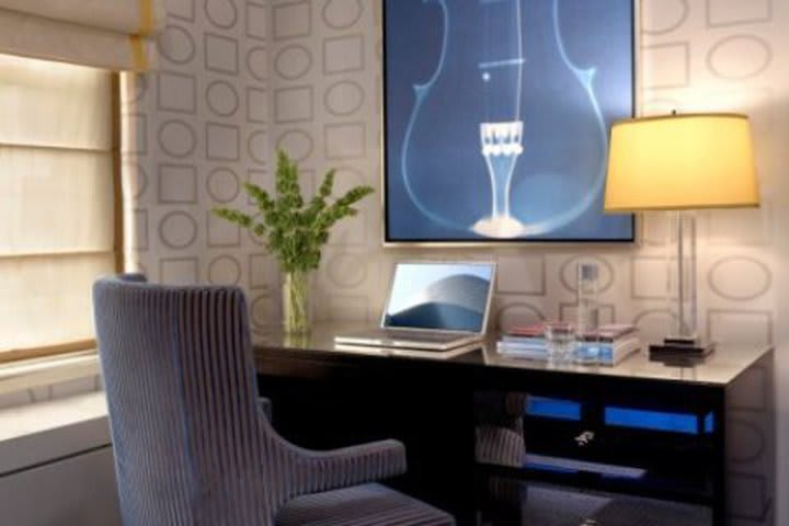 Las suites del Allegro Chicago, a Kimpton Hotel tienen mesa de trabajo