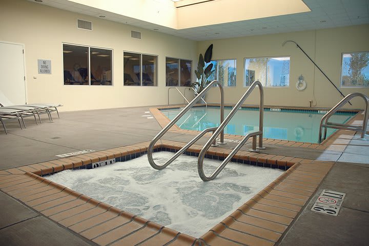 Jacuzzi junto a la alberca del Crowne Plaza San Francisco International Airport