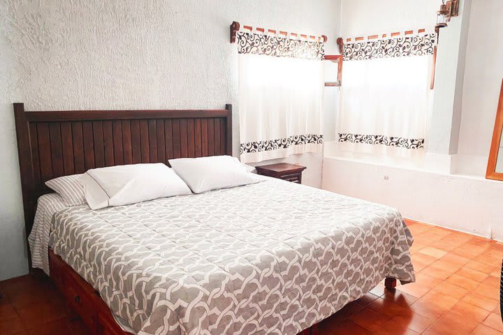 Dormitorio con cama king de una habitación tipo Suite