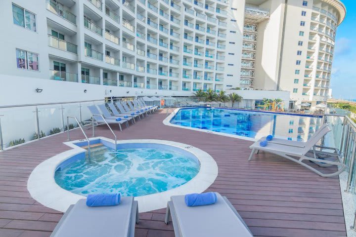 Jacuzzi en el área de la piscina