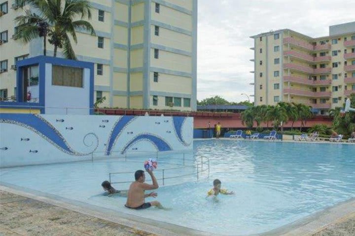 Cuenta con una piscina con área para niños