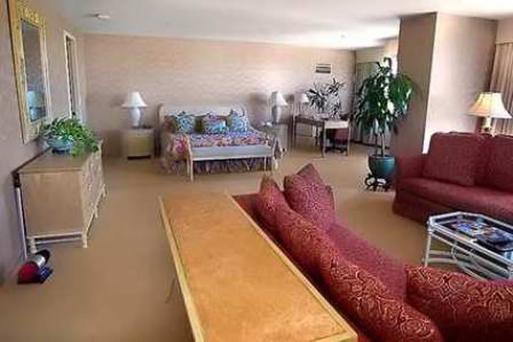 Some guest rooms at the Hilton Los Angeles hotel offer a spacious sitting area