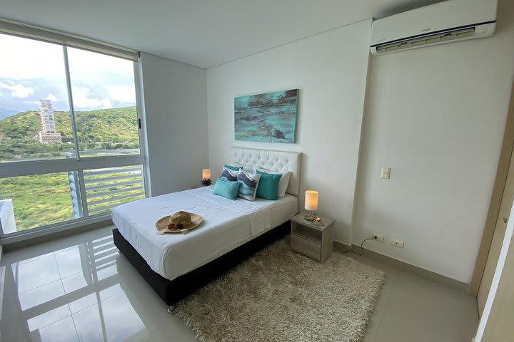 Dormitorio con vista exterior