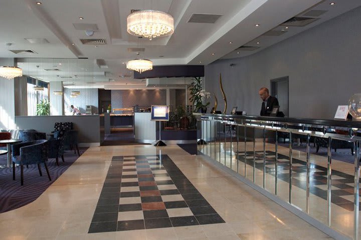 Lobby del hotel Jurys Inn London Chelsea cerca del parque Battersea