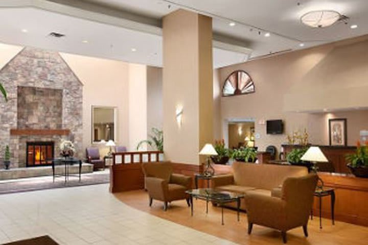 Lobby del Travelodge Toronto Airport, hotel de negocios en Toronto