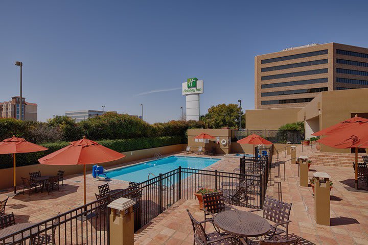 Holiday Inn San Antonio Airport tiene una alberca exterior