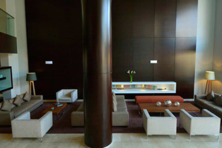 Lobby del hotel Dazzler en Lima