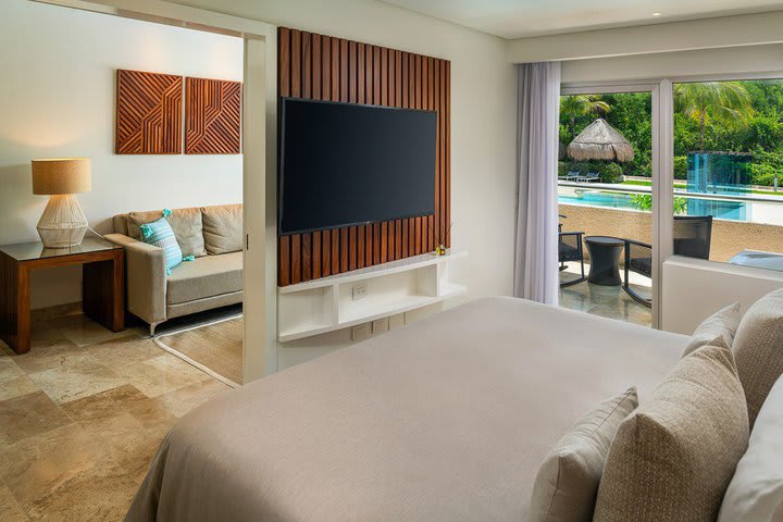 Img - The Reserve suite swim up