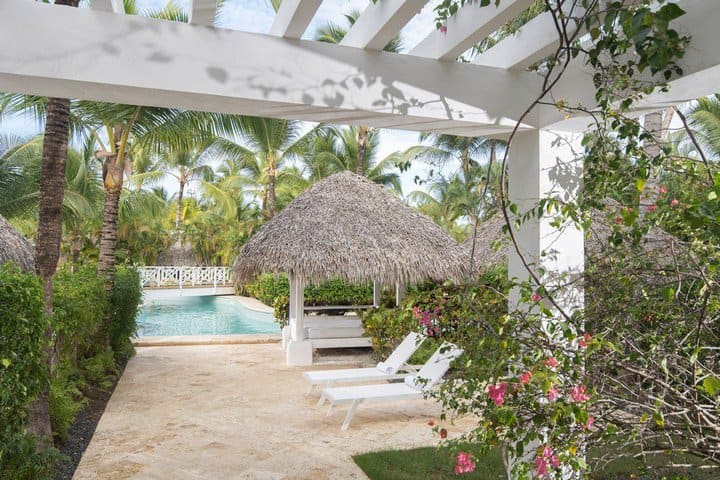 Terrace of the swim-up area