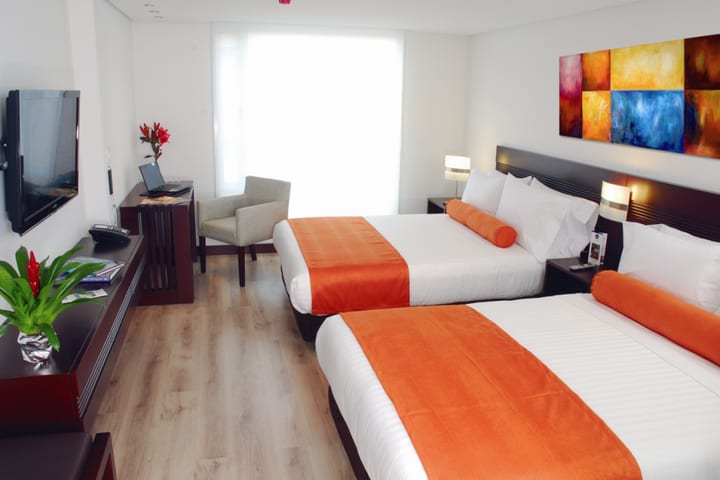 Guest room with two beds at the Best Western Plus 93 Park, hotel in Colombia