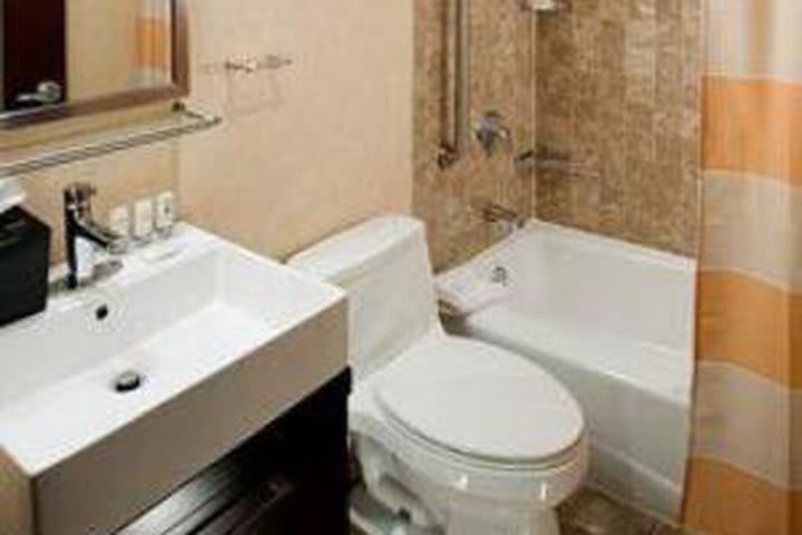 Baño de huéspedes en el Fairfield Inn by Marriott en Nueva York