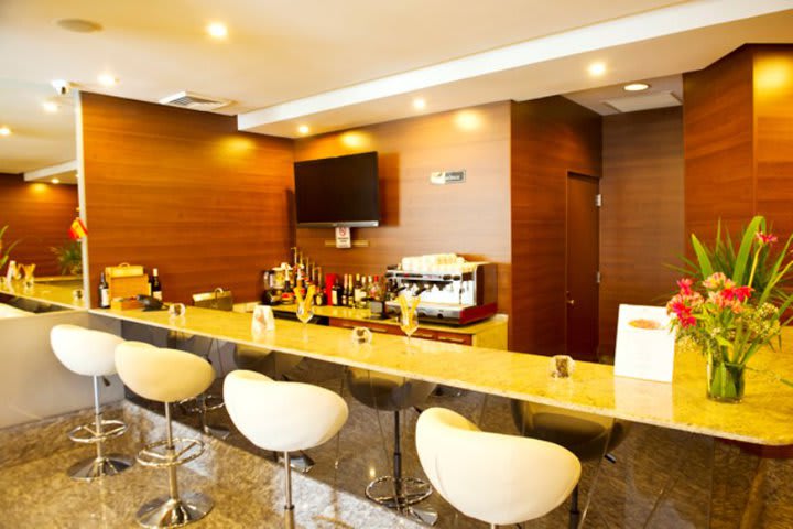 El bar del hotel Torres de Alba en Panamá sirve bebidas nacionales e importadas